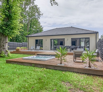 Maison neuve avec terrasse bois